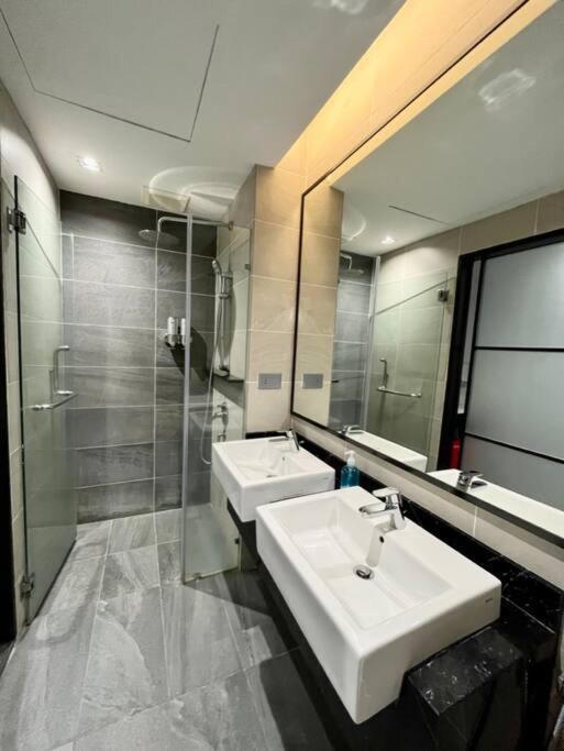 #221 M101 Dang Wangi Klcc View Pool By Livin Hotel Kuala Lumpur Buitenkant foto